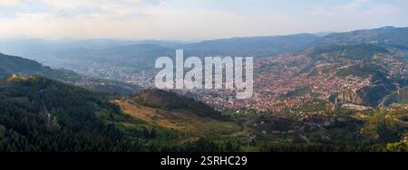 Panoramablick auf die Stadt Sarajevo, ein Touristenziel in Osteuropa. Blick aus der Ferne auf die Hauptstadt von Bosnien und Herzegowina Stockfoto