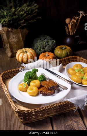 Knödel mit Kürbismus und gegrillten Rippchen Stockfoto