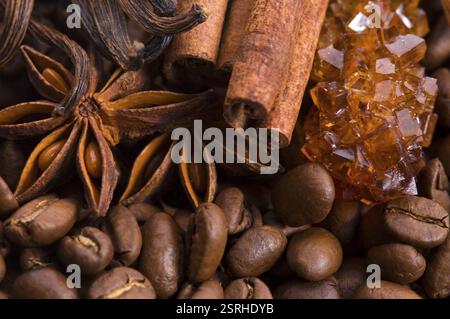 Aromaskaffee. Inhaltsstoffe. Kaffeebenen, Anis, Schokolade, Kardamon, Zimt, Zucker Stockfoto