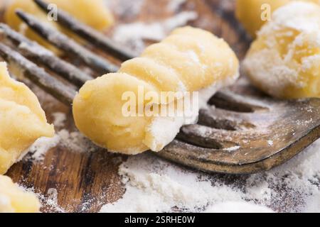Ungekochte hausgemachte Kartoffelgnocchi mit Gabel Stockfoto