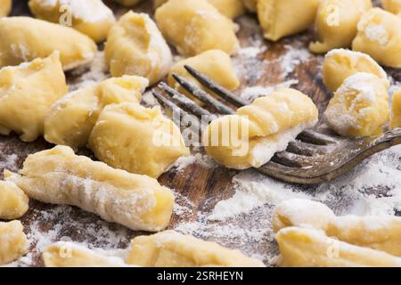 Ungekochte hausgemachte Kartoffelgnocchi mit Gabel Stockfoto