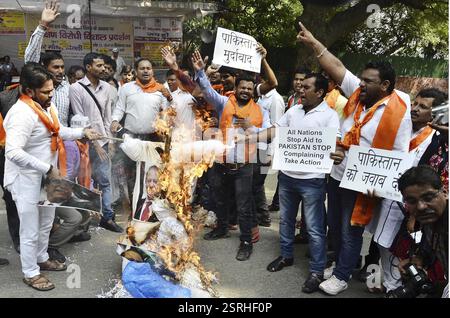 Hinduistische Aktivisten brennen Bildnis Pakistans Premierminister Nawaz Sharif Protest gegen Angriff auf indische Armee stützen Kaschmir-Neu-Delhi Stockfoto