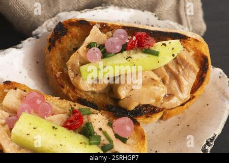 Sandwich mit Kabeljauleber. Gesundes Lebensmittelkonzept. Hintergrund zu Lebensmittelrezepten. Nahaufnahme Stockfoto