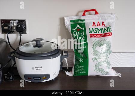 Ein großes 5-kg-Paket Mai Thai AAA Jasmin Duftreis in einer britischen Küche neben einem Russell Hobbs Reiskocher. Wird häufig in der südostasiatischen Küche verwendet Stockfoto