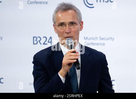 München, Deutschland. Februar 2025. Jens Stoltenberg, zukünftiger Leiter der Münchner Sicherheitskonferenz, spricht auf dem Podium zum Abschluss der 61. Münchner Sicherheitskonferenz (MSC) im Hotel Bayerischer Hof. Quelle: Sven Hoppe/dpa/Alamy Live News Stockfoto