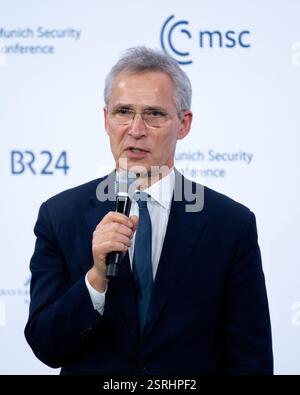 München, Deutschland. Februar 2025. Jens Stoltenberg, zukünftiger Leiter der Münchner Sicherheitskonferenz, spricht auf dem Podium zum Abschluss der 61. Münchner Sicherheitskonferenz (MSC) im Hotel Bayerischer Hof. Quelle: Sven Hoppe/dpa/Alamy Live News Stockfoto