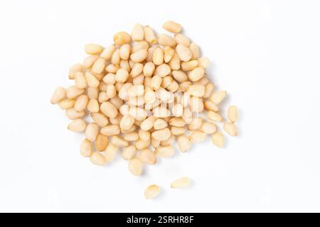 Eine Nahaufnahme eines Stapels von schalen Pinienkernen auf weißem Hintergrund Stockfoto