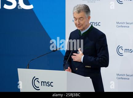 München, Deutschland. Februar 2025. Christoph Heusgen, Direktor der Münchner Sicherheitskonferenz, reagiert auf dem Podium während seines Abschieds zum Abschluss der 61. Münchner Sicherheitskonferenz (MSC) im Hotel Bayerischer Hof. Quelle: Sven Hoppe/dpa/Alamy Live News Stockfoto