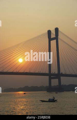 Boot im Fluss Ganges neue Howrah Vidyasagar Setu Brücke, Kolkata, Westbengalen, Indien, Asien Stockfoto