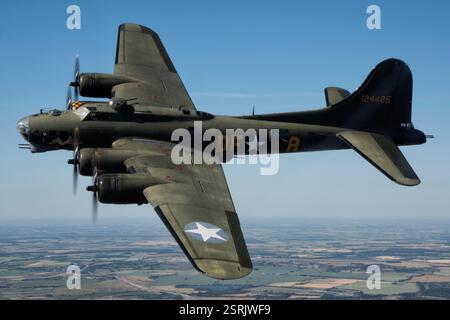 B-17 Sally B, eine Boeing Flying Fortress aus dem 2. Weltkrieg, angetrieben von 4 Wright R-1820-Triebwerken mit strategischer Bombenangriffsfähigkeit, während einer Fotomission im Flug. Stockfoto