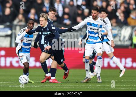 ZWOLLE , 16-02-2025 , MAC3PARK Stadium , Saison 2024 / 2025 , niederländischer Eredivisie Football, während des Spiels PEC Zwolle – Heerenveen, SC Heerenveen Spieler Marcus Linday, PEC Zwolle Spieler Anouar El Azzouzi Stockfoto