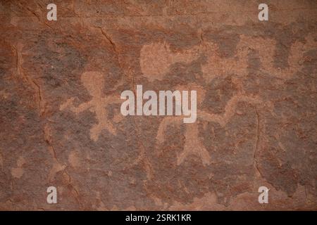 Petroglyphen menschlicher Figuren auf der Sandsteinwand im Zion-Nationalpark. Antike Kunst. Stockfoto