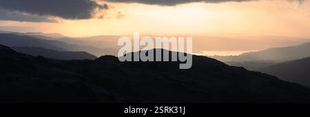 Panoramablick auf die Berge rund um Windermere im Lake District National Park, Großbritannien. Stockfoto