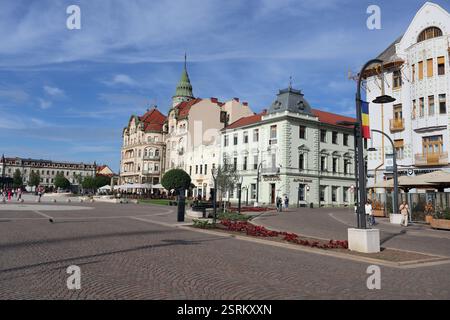 Oradea ist eine Stadt im Nordwesten Rumäniens, geteilt durch den Fluss Crișul Repede. Es ist bekannt für Barock- und Jugendstilarchitektur, Überreste des Austro-H Stockfoto