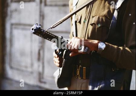 Indische Soldat mit Maschinengewehr AK47 Stockfoto