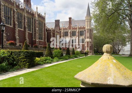 The Inner Temple, London, Großbritannien. Gärten und historische Architektur. Eine Person geht durch das Gelände. Die ehrenwerte Gesellschaft von Lincoln's Inn Stockfoto