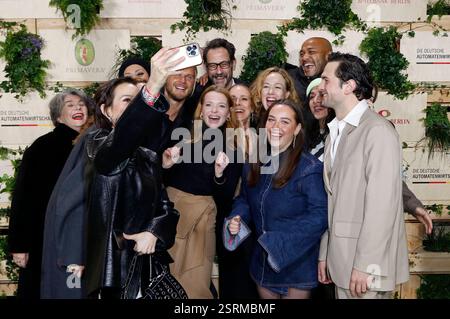 Emilia Schüle, Karoline Herfurth, Anneke Kim Sarnau, Rurik Gislason und das Filmteam von Wunderschöner bei der Medienboard Party 2025 im Rahmen der Berlinale 2025 am Holzmarkt. Berlin, 15.02.2025 *** Emilia Schüle, Karoline Herfurth, Anneke Kim Sarnau, Rurik Gislason und das Filmteam von Wunderschöner auf der Medienboard Party 2025 im Rahmen der Berlinale 2025 am Holzmarkt Berlin, 15 02 2025 Foto:XC.xTamckex/xFuturexImagex mbb 5284 Stockfoto