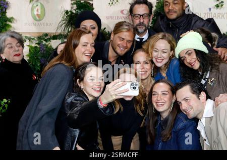 Emilia Schüle, Karoline Herfurth, Anneke Kim Sarnau, Rurik Gislason und das Filmteam von Wunderschöner bei der Medienboard Party 2025 im Rahmen der Berlinale 2025 am Holzmarkt. Berlin, 15.02.2025 *** Emilia Schüle, Karoline Herfurth, Anneke Kim Sarnau, Rurik Gislason und das Filmteam von Wunderschöner auf der Medienboard Party 2025 im Rahmen der Berlinale 2025 am Holzmarkt Berlin, 15 02 2025 Foto:XC.xTamckex/xFuturexImagex mbb 5288 Stockfoto