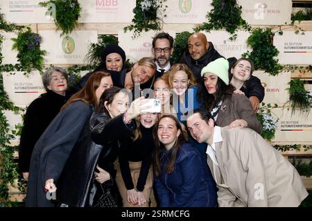 Emilia Schüle, Karoline Herfurth, Anneke Kim Sarnau, Rurik Gislason und das Filmteam von Wunderschöner bei der Medienboard Party 2025 im Rahmen der Berlinale 2025 am Holzmarkt. Berlin, 15.02.2025 *** Emilia Schüle, Karoline Herfurth, Anneke Kim Sarnau, Rurik Gislason und das Filmteam von Wunderschöner auf der Medienboard Party 2025 im Rahmen der Berlinale 2025 am Holzmarkt Berlin, 15 02 2025 Foto:XC.xTamckex/xFuturexImagex mbb 5285 Stockfoto
