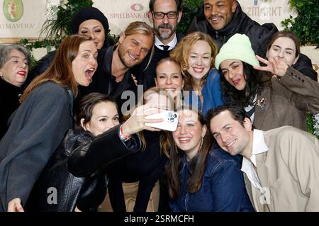 Emilia Schüle, Karoline Herfurth, Anneke Kim Sarnau, Rurik Gislason und das Filmteam von Wunderschöner bei der Medienboard Party 2025 im Rahmen der Berlinale 2025 am Holzmarkt. Berlin, 15.02.2025 *** Emilia Schüle, Karoline Herfurth, Anneke Kim Sarnau, Rurik Gislason und das Filmteam von Wunderschöner auf der Medienboard Party 2025 im Rahmen der Berlinale 2025 am Holzmarkt Berlin, 15 02 2025 Foto:XC.xTamckex/xFuturexImagex mbb 5289 Stockfoto