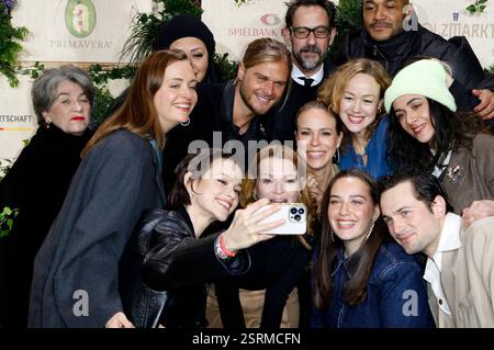 Emilia Schüle, Karoline Herfurth, Anneke Kim Sarnau, Rurik Gislason und das Filmteam von Wunderschöner bei der Medienboard Party 2025 im Rahmen der Berlinale 2025 am Holzmarkt. Berlin, 15.02.2025 *** Emilia Schüle, Karoline Herfurth, Anneke Kim Sarnau, Rurik Gislason und das Filmteam von Wunderschöner auf der Medienboard Party 2025 im Rahmen der Berlinale 2025 am Holzmarkt Berlin, 15 02 2025 Foto:XC.xTamckex/xFuturexImagex mbb 5287 Stockfoto