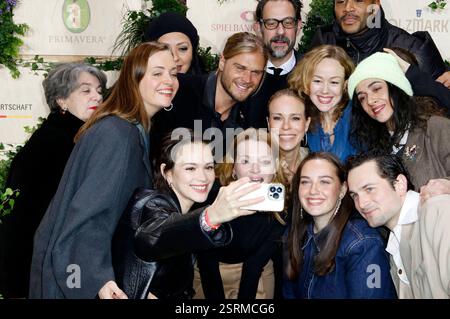 Emilia Schüle, Karoline Herfurth, Anneke Kim Sarnau, Rurik Gislason und das Filmteam von Wunderschöner bei der Medienboard Party 2025 im Rahmen der Berlinale 2025 am Holzmarkt. Berlin, 15.02.2025 *** Emilia Schüle, Karoline Herfurth, Anneke Kim Sarnau, Rurik Gislason und das Filmteam von Wunderschöner auf der Medienboard Party 2025 im Rahmen der Berlinale 2025 am Holzmarkt Berlin, 15 02 2025 Foto:XC.xTamckex/xFuturexImagex mbb 5286 Stockfoto