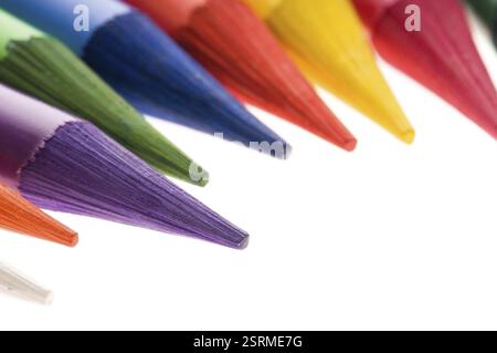 Sammlung von bunten Stiften auf weißem Hintergrund, polen Stockfoto