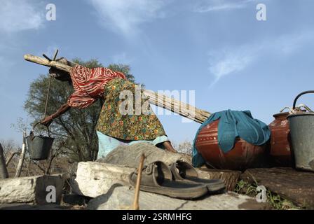 Die Rajasthani-Dame holt Trinkwasser aus Rajasthan, Indien, Asien Stockfoto