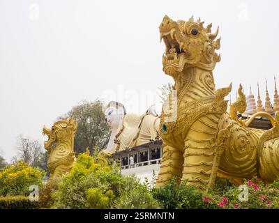 Buddhistischer Tempel von Wat Phra That Suthon Mongkhon Khiri in Phrae, Thailand, berühmt für die riesige liegende buddha-Statue. Stockfoto