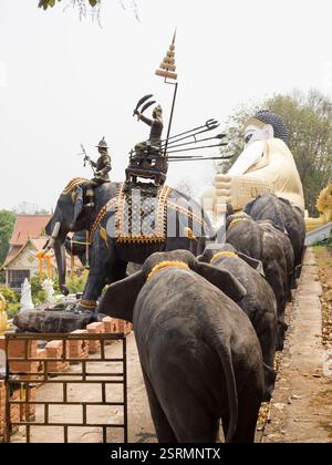 Buddhistischer Tempel von Wat Phra That Suthon Mongkhon Khiri in Phrae, Thailand, berühmt für die riesige liegende buddha-Statue. Stockfoto