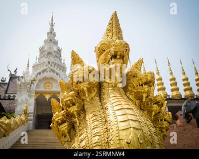 Buddhistischer Tempel von Wat Phra That Suthon Mongkhon Khiri in Phrae, Thailand, berühmt für die riesige liegende buddha-Statue. Stockfoto