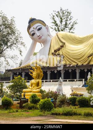 Buddhistischer Tempel von Wat Phra That Suthon Mongkhon Khiri in Phrae, Thailand, berühmt für die riesige liegende buddha-Statue. Stockfoto