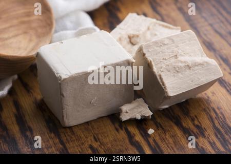 Frisch gepresste Hefe Servierbrett, selektiver Fokus Stockfoto