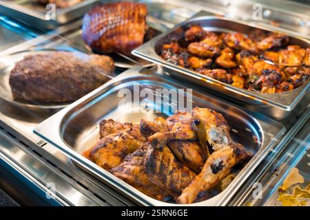 Gegrillte Hähnchenstangen und Flügel in Buffetform Stockfoto