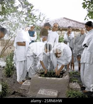 Mahatma Gandhi und Abha Gandhi Pflanzen tulsi-Baum, Wardha, Maharashtra, Indien, Asien, August 1944, Asien Stockfoto