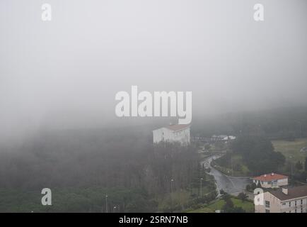 (250216) -- ISTANBUL, 16. Februar 2025 (Xinhua) -- dieses Foto vom 16. Februar 2025 zeigt nebeliges Wetter in Istanbul, T¨¹rkiye. (Xinhua/Liu Lei) Stockfoto