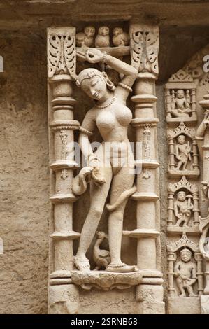 Skulptur von Vishkanya an der Wand der Königinnen Schritt gut, Patan, Gujarat, Indien, Asien Stockfoto