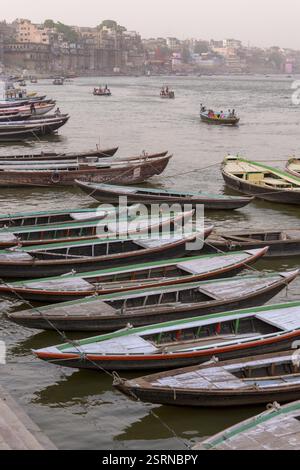 Boote geparkt, Varanasi, Uttar Pradesh, Indien, Asien Stockfoto