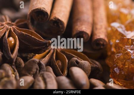 Aromaskaffee. Inhaltsstoffe. Kaffeebenen, Anis, Zimt, Zucker Stockfoto