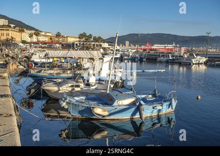 Kleine traditionelle Fischerboote, die in Port Tino Rossi, Ajaccio, vor Anker gebracht werden. Korsika, Frankreich, Europa Stockfoto