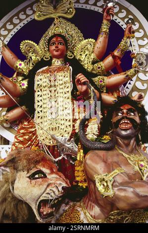 Durga Puja Festival, Göttin Idol auf Löwen montiert Dämon töten, Dadar, Bombay Mumbai, Maharashtra, Indien, Asien Stockfoto