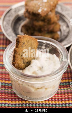 Spanische Snackcracker mit schwarzen Oliven und anchois Stockfoto