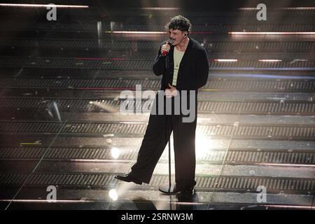 Sanremo, Italien. Februar 2025. Olly während des dritten Abends der 75. Ausgabe des Sanremo Italian Song Festivals im Ariston Theatre in Sanremo, Norditalien - Donnerstag, 13. Februar 2025. Unterhaltung. (Foto: Marco Alpozzi/LaPresse) Credit: LaPresse/Alamy Live News Stockfoto