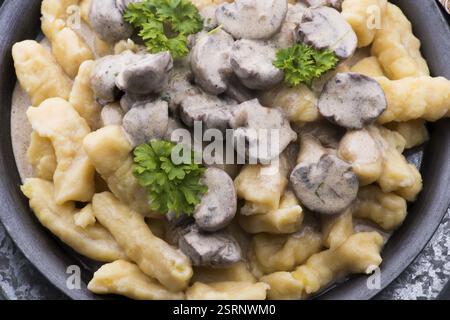 Gnocchi mit Pilzcreme-Sauce Stockfoto