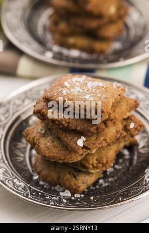 Spanische Snackcracker mit schwarzen Oliven und anchois Stockfoto