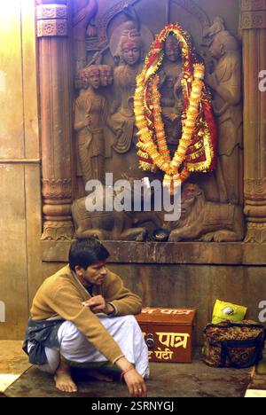 Brahmin wartende gauri Götzenfürst Shiva geschnitzte Farbfarben Götter Götzenfigur Figuren Figuren Figuren Göttin Göttin Göttin Göttin Götter Hinduismus ID Stockfoto