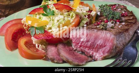 Gegrilltes Steak mit Salat Stockfoto