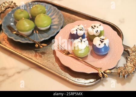 Kanom Pra Pai und Kanom Piak Poon, leckeres traditionelles thailändisches Dessert, beide aus Reismehl mit pflanzlicher und Kokosmilch hergestellt Stockfoto