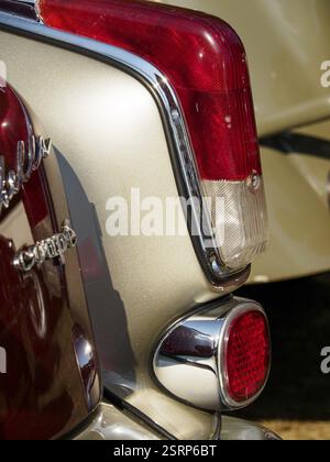 Rücklicht eines Oldtimers mit roten Details und glänzenden Chromakzenten, Bocholt, Münsterland, Deutschland, Europa Stockfoto
