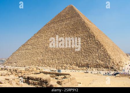 Berühmte große Pyramiden von Chephren und Cheops, Kairo, Ägypten. Pyramidenkomplex von Gizeh (Nekropolis von Gizeh). Blick auf die Pyramiden vom Gizeh-Plateau Stockfoto